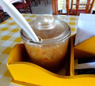 Menage mit pikantem Gemüse auf jedem Tisch