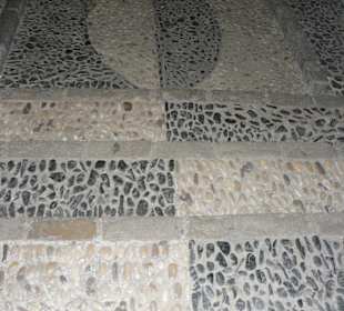 Schwarz weißer Gehweg