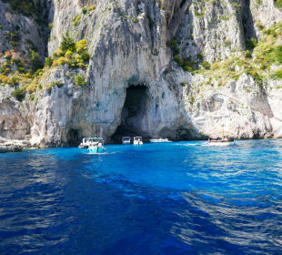 Wir nähern uns der Blauen Grotte