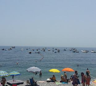 Netter Strand und Hafen