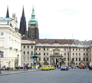 Vorderer Blick auf den Königspalast 