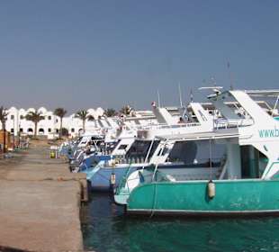 Abfahrt der Tauchboote am Strand