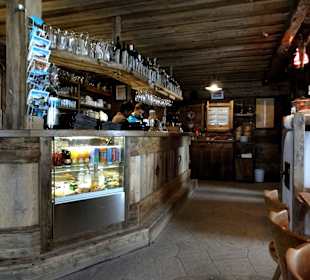 Der Tresenbereich der Gamsbluthütte