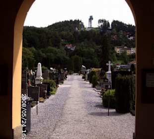 Friedhof dahinter Skiflugschanze Berg Isl