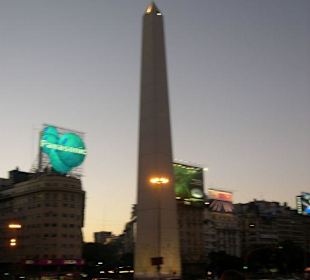 der Obelisk bei Nacht