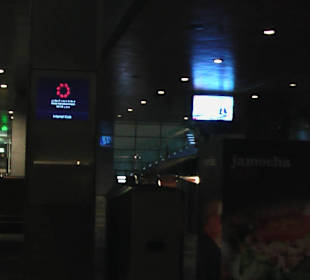 Viele beleuchtete Schilder 