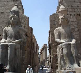 Hallengang mit Götterstatuen