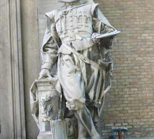 Velásquez-Denkmal vor dem Archäologischen Museum