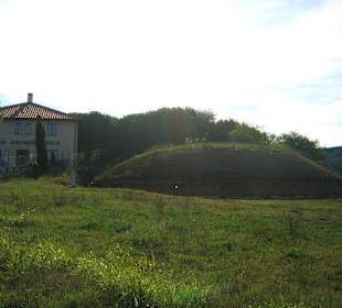 Das große Rundgrab vor dem Besucherzentrum