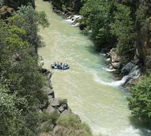 Raftinggruppe in Aktion