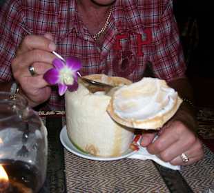 Fischsuppe in Kokosnuss