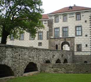 Čelní pohled na zámek v Nelahozevsi