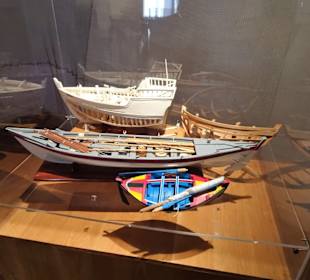 Schiffsmodelle im Museu Etnográfico