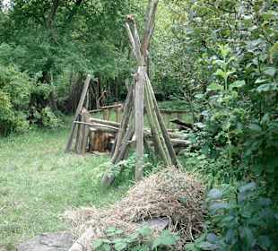 Arbeitsmaterialien am Rande des Dorfes