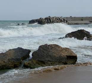 Felsen bei Wellengang