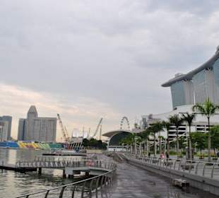 Vor dem Hotel, kommend aus Richtung Financial Rest