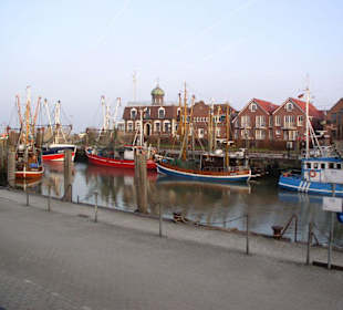 Kleiner Hafen in Neuharlingersiel (ca 5km)