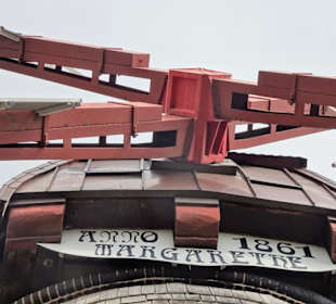 Blick zum Flügelkreuz der Mühle