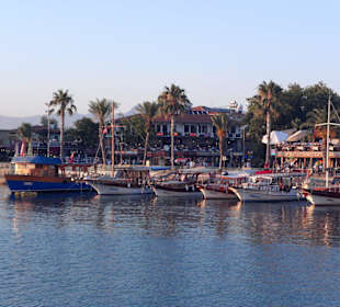 Boote und Yachten im Hafenbecken