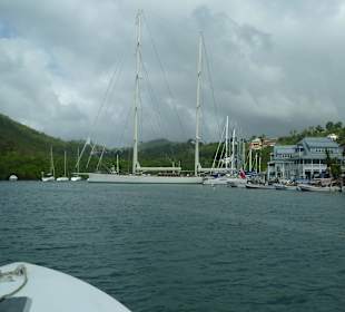 Kleine Segelyacht im Hafen von Marigot