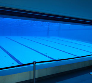 Blick vom Eingangsbereich ins Schwimmbecken