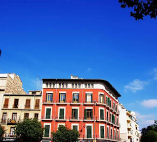 Häuserfront am Plaza