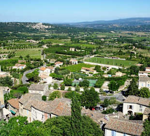 Blick aus der Altstadt von Bonnieux in die Ebene