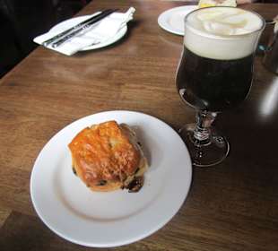 Irish Coffee u. Scones (rosinenbrötschen)