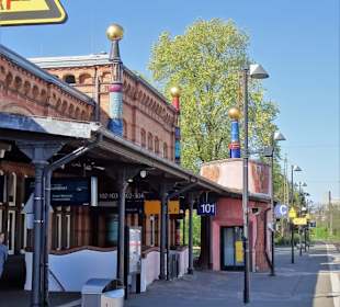 An den Gleisen des Hundertwasser Bahnhofs Uelzen