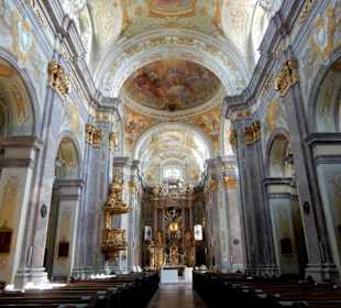 Innenraum mit Hochaltar