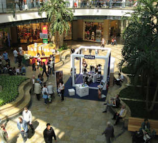 Blick auf einen Werbestand im Centro