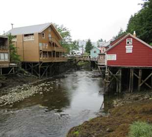 Unterwegs auf Holzstegen in der Creek Street