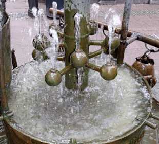 Ansichten vom Puppenbrunnen in Aachen