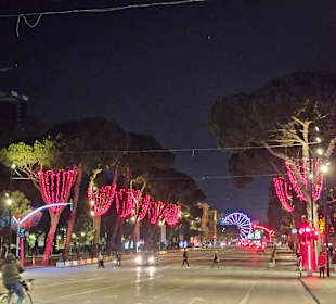 Beleuchtete Hauptstraße