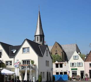 Straßen und Gebäude in Zons