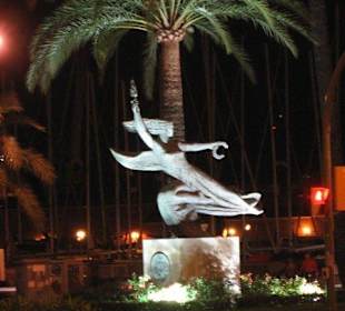 Skulptur zwischen Llonja und Hafen