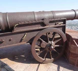 Abwehrgeschütz auf der Mauer