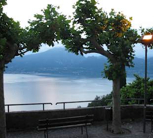 Blick von Kirchenportal über den See