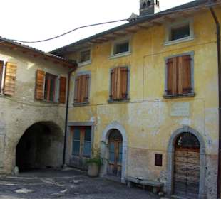 Uraltes Haus gleich daneben