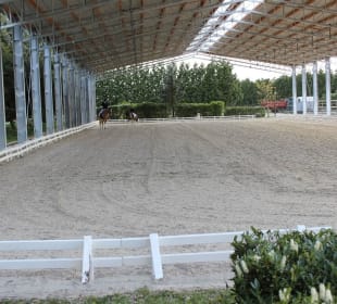 Überdachter Reitplatz 20 x 60 m