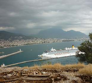 Blick vom Berg auf den Hafen