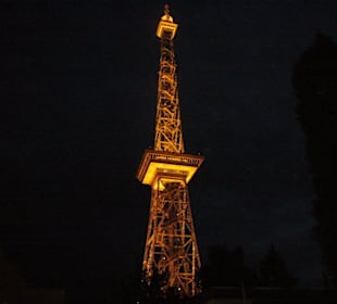 Funkturm bei Nacht