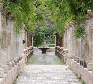 Laubengang mit Wasserspiel