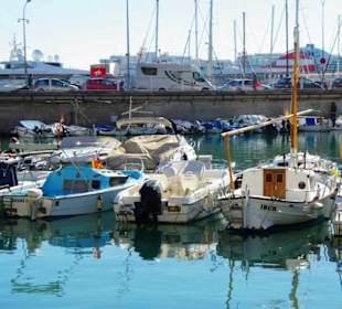 Dahinter schon die größeren Boote