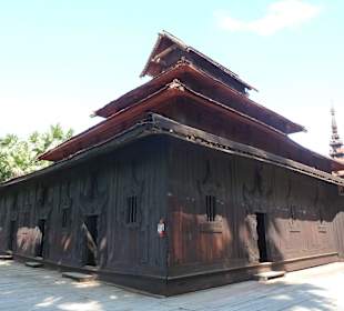 Holzkloster auf Insel Inwa