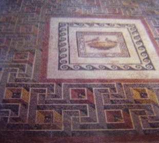 Fußbodenmosaik in Labyrinthform