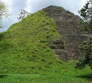 Pyramide - noch nicht ganz freigelegt