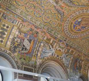In der Gedenkhalle der Turmruine Gedächtniskirche