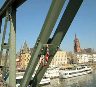Erinnerungsschlösser an der Brücke