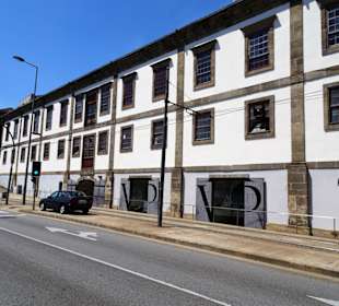 Blick auf das Gebäude, in dem früher Wein lagerte